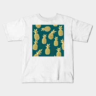 Golden pineapple pattern on a green background Kids T-Shirt